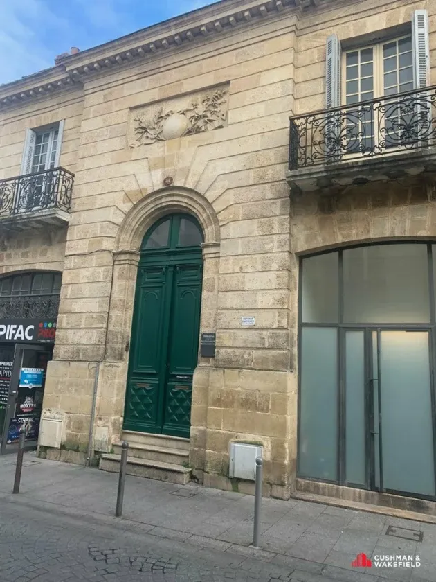Local professionnel à louer à Bordeaux – 217 m² Place de la Victoire