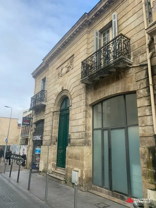 Local professionnel à louer à Bordeaux – 217 m² Place de la Victoire
