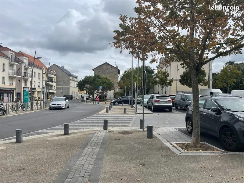 Local commercial avec jardin à louer à Torcy – 60 m² – Quartier Torcy 2