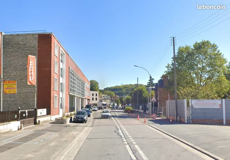 Local commercial à louer à Hardricourt – 72 m² – Proche gare