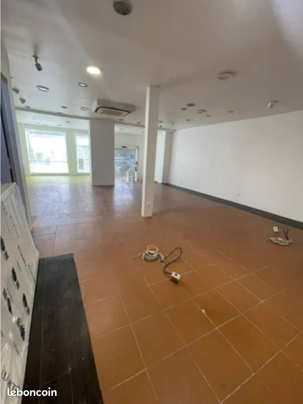 Local commercial à louer à Antony – 97 m² – Centre-ville