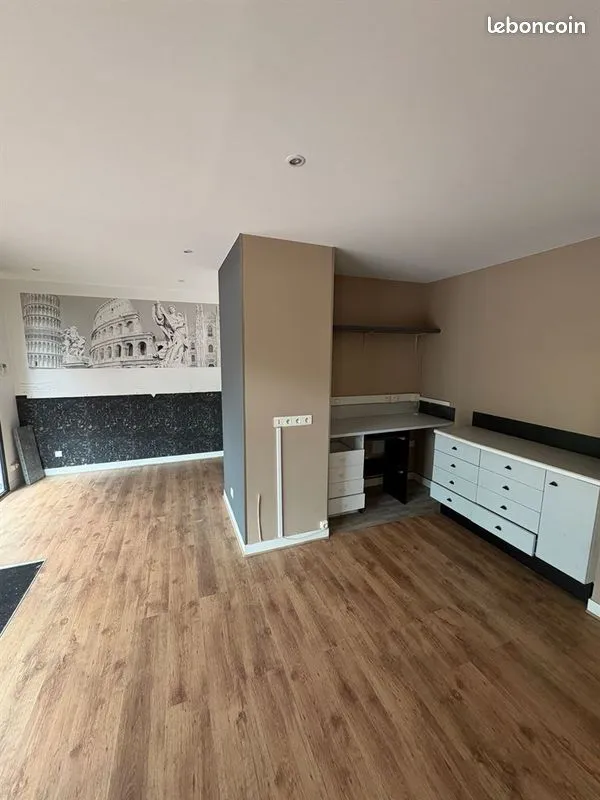 Local commercial à louer à Saint-Maurice – 45 m² – Axe passant