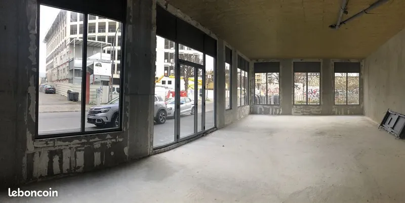 Local commercial à louer à Ivry-sur-Seine – 107 m² – Centre-ville