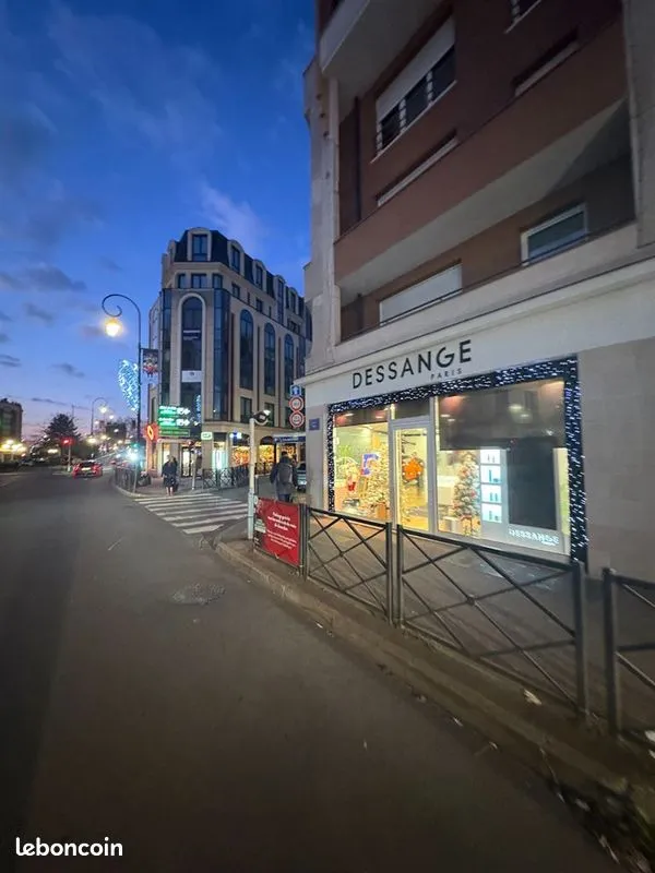 Local commercial à louer à Saint-Maur-des-Fossés – 77 m² – Adamville / Le Parc