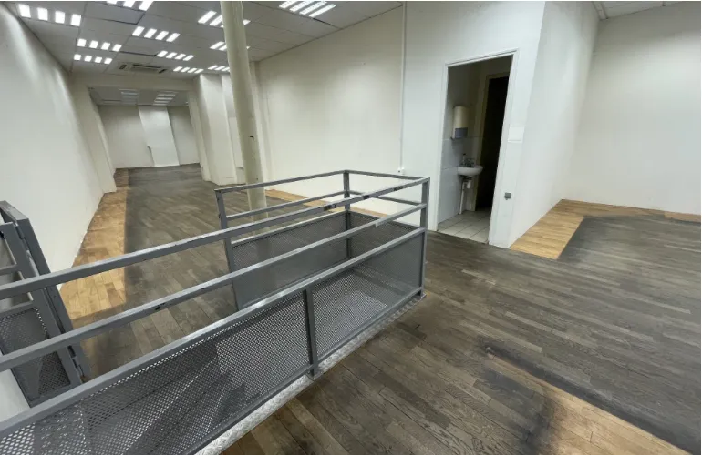 Local commercial de 128m² sur 2 niveaux - idéal Cabinet Médical / Dentaire / Cardiologie à Paris 75005
