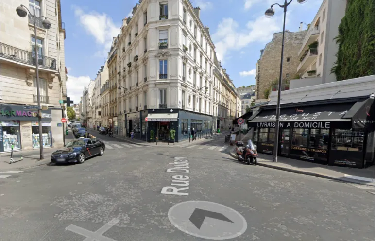 Local commercial de 1.082m² sur 4 niveaux - idéal Cabinet Médical / Dentaire / Cardiologie à Paris 75016