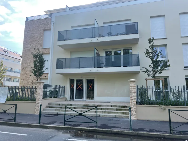 Local de 307m² professions de Santé - Murs bruts