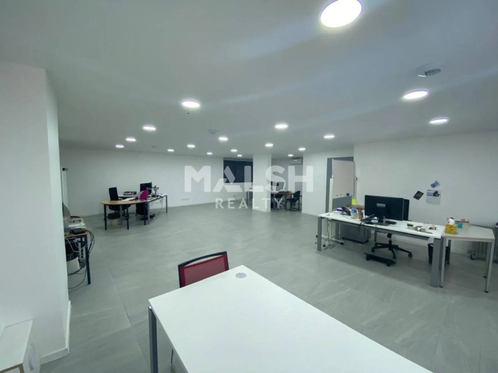 Local commercial 116 m² – Bureaux aménagés + espace brut sur jardin – Jassans-Riottier