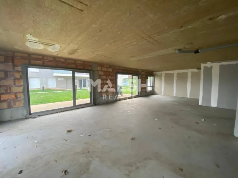 Local commercial 116 m² – Bureaux aménagés + espace brut sur jardin – Jassans-Riottier