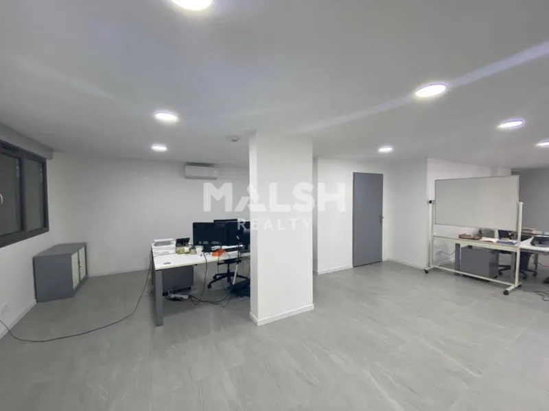 Local commercial 116 m² – Bureaux aménagés + espace brut sur jardin – Jassans-Riottier