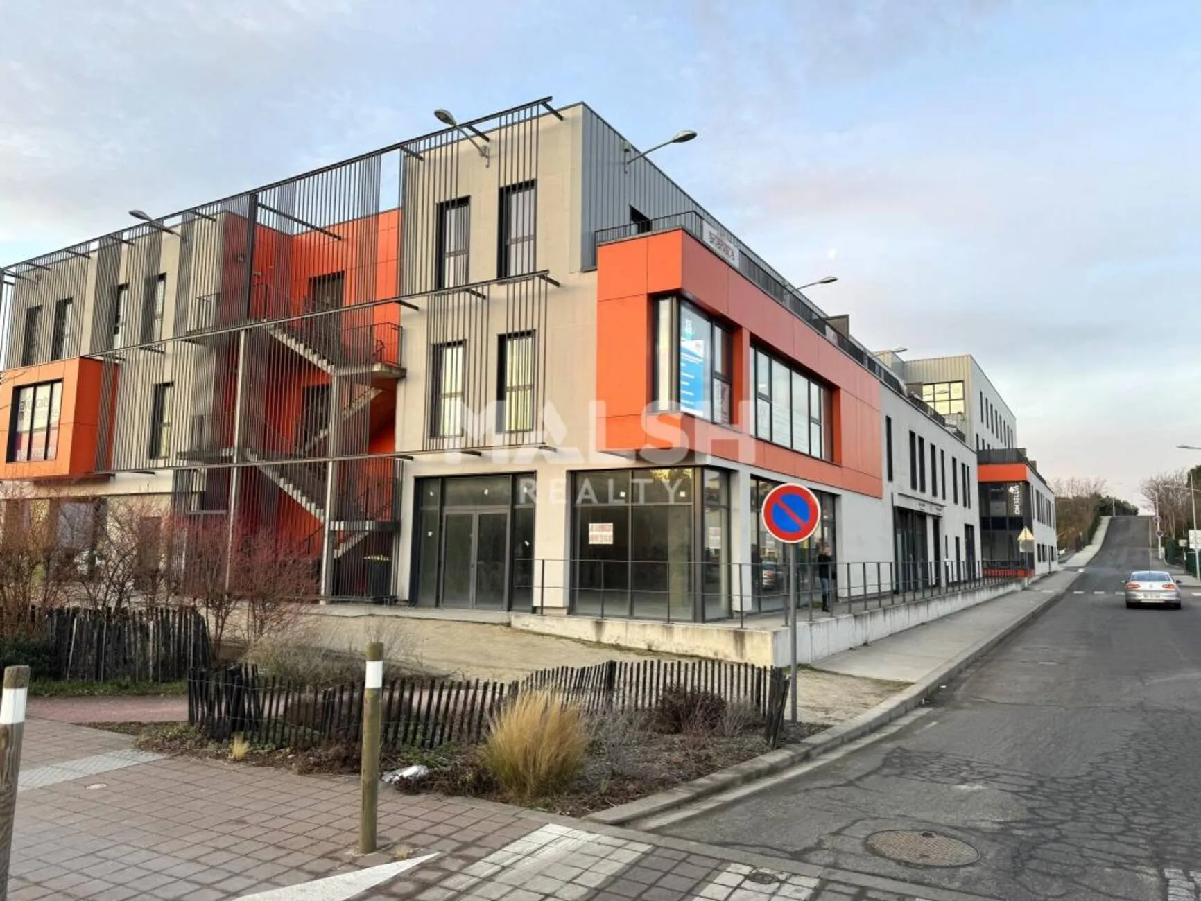 Local commercial 176 m² – Angle avec 15 m de vitrine – Idéal cabinet médical ou paramédical – Saint-Just-Saint-Rambert