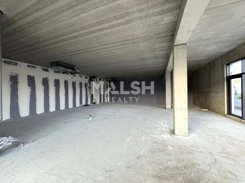 Local commercial 176 m² – Angle avec 15 m de vitrine – Idéal cabinet médical ou paramédical – Saint-Just-Saint-Rambert