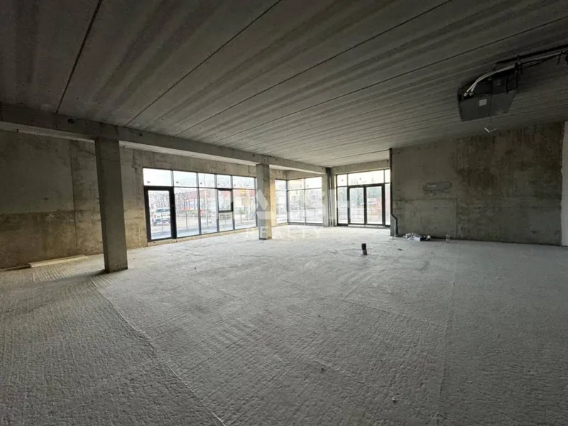 Local commercial 176 m² – Angle avec 15 m de vitrine – Idéal cabinet médical ou paramédical – Saint-Just-Saint-Rambert