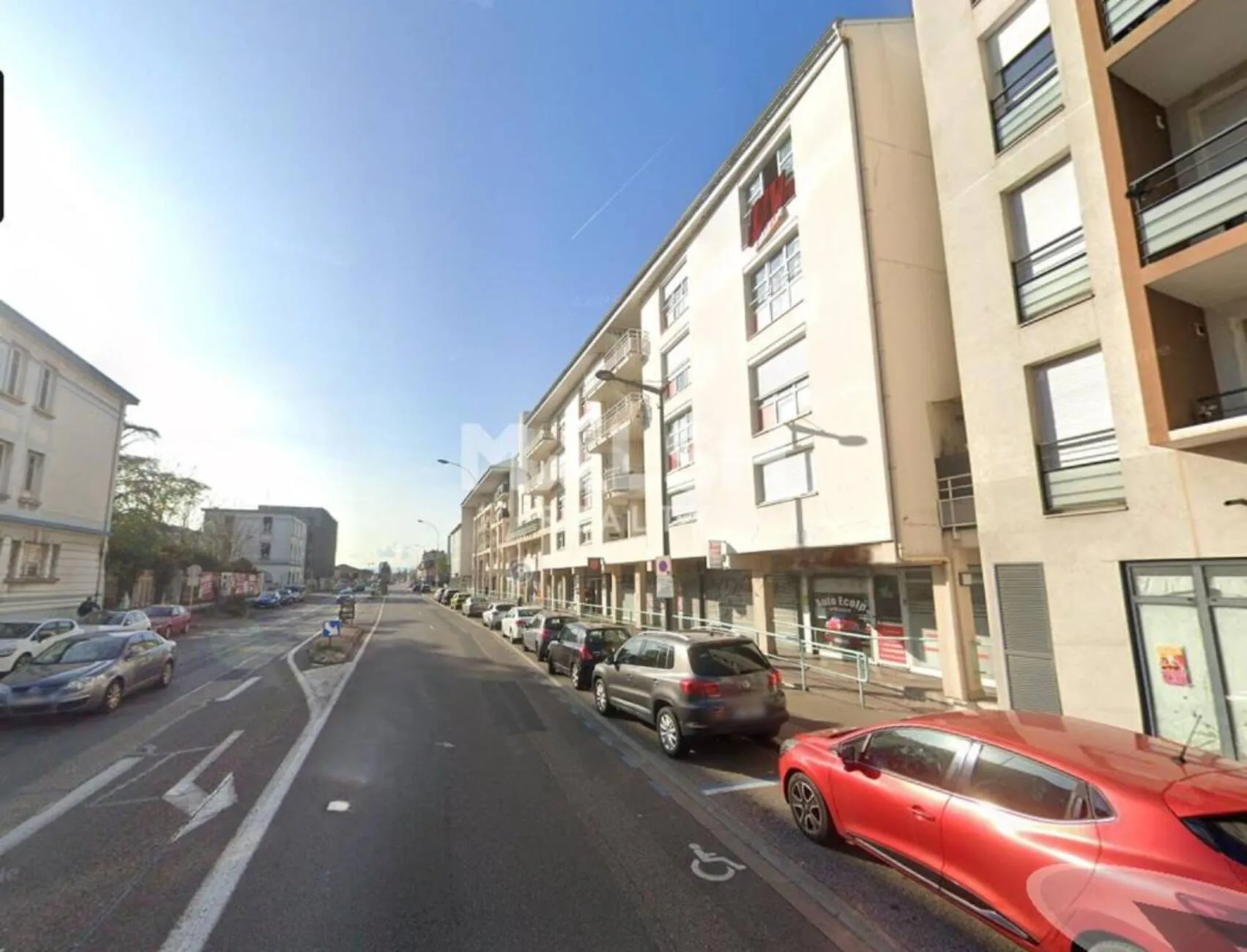 Local à louer – 93 m² – Décines-Charpieu