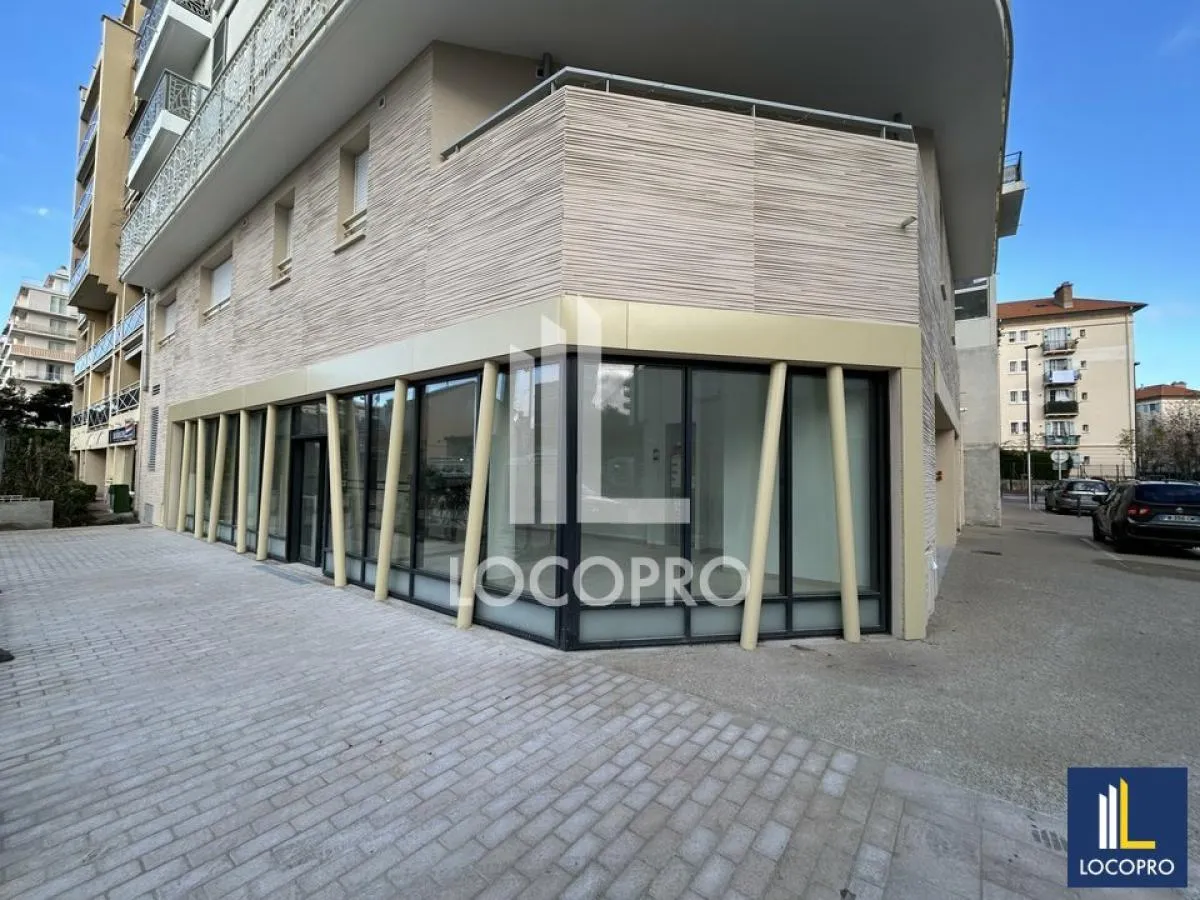 Local commercial à louer – 59 m² – Cannes La Bocca (06)