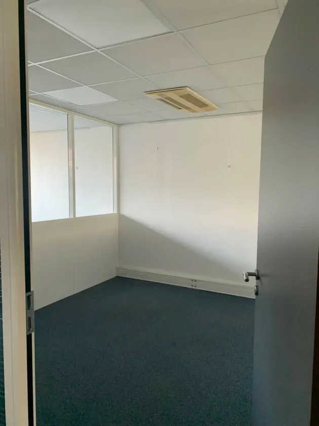 Local professionnel à louer à Bordeaux Parc Rivière – 156 m² divisibles