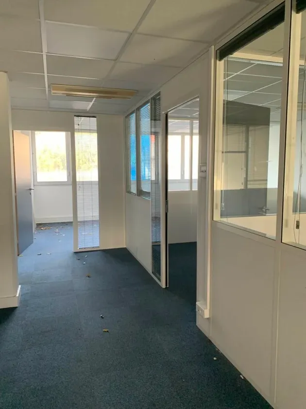 Local professionnel à louer à Bordeaux Parc Rivière – 156 m² divisibles