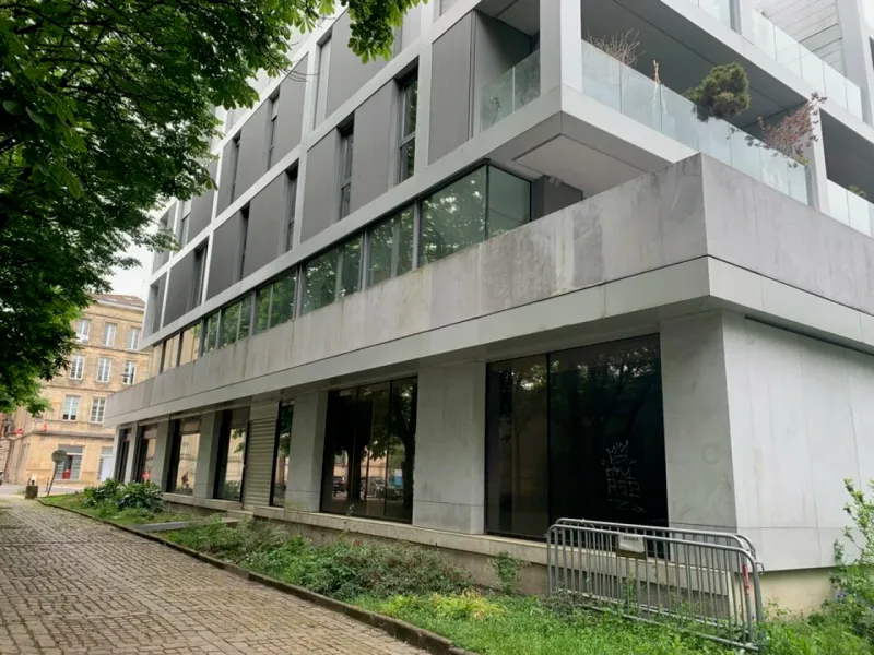 Local professionnel à louer à Bordeaux centre – 130 m² à proximité de Pey Berland