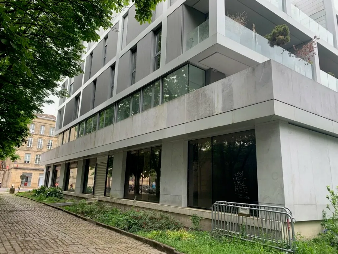 Local professionnel à louer à Bordeaux centre – 130 m² à proximité de Pey Berland